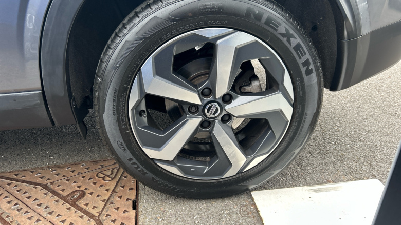 Nissan Qashqai 1.3 DiG-T MH N-Connecta 5dr Petrol Hatchback